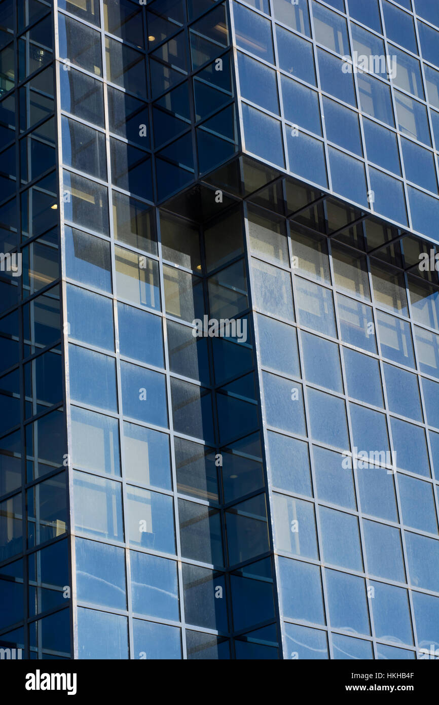 Bürogebäude Reflexion in der City von London Financial District, oder in der Nähe (eigentlich London Bridge). Metapher klettern Karriereleiter. Stockfoto