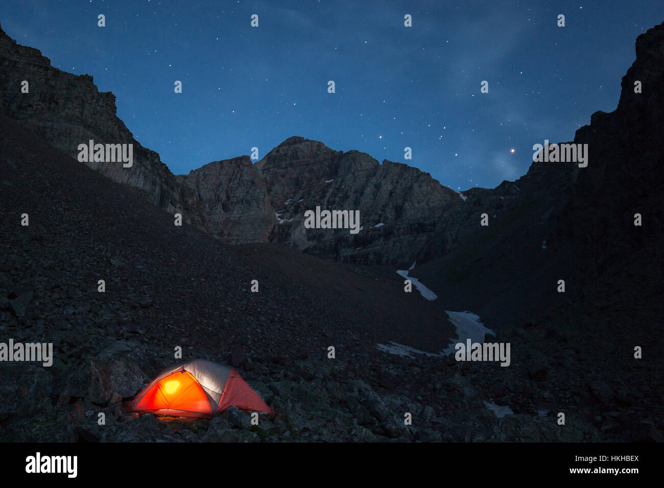 Eine leuchtende Zelt unter dem Nachthimmel in den Elk Mountains in Aspen, colorado Stockfoto