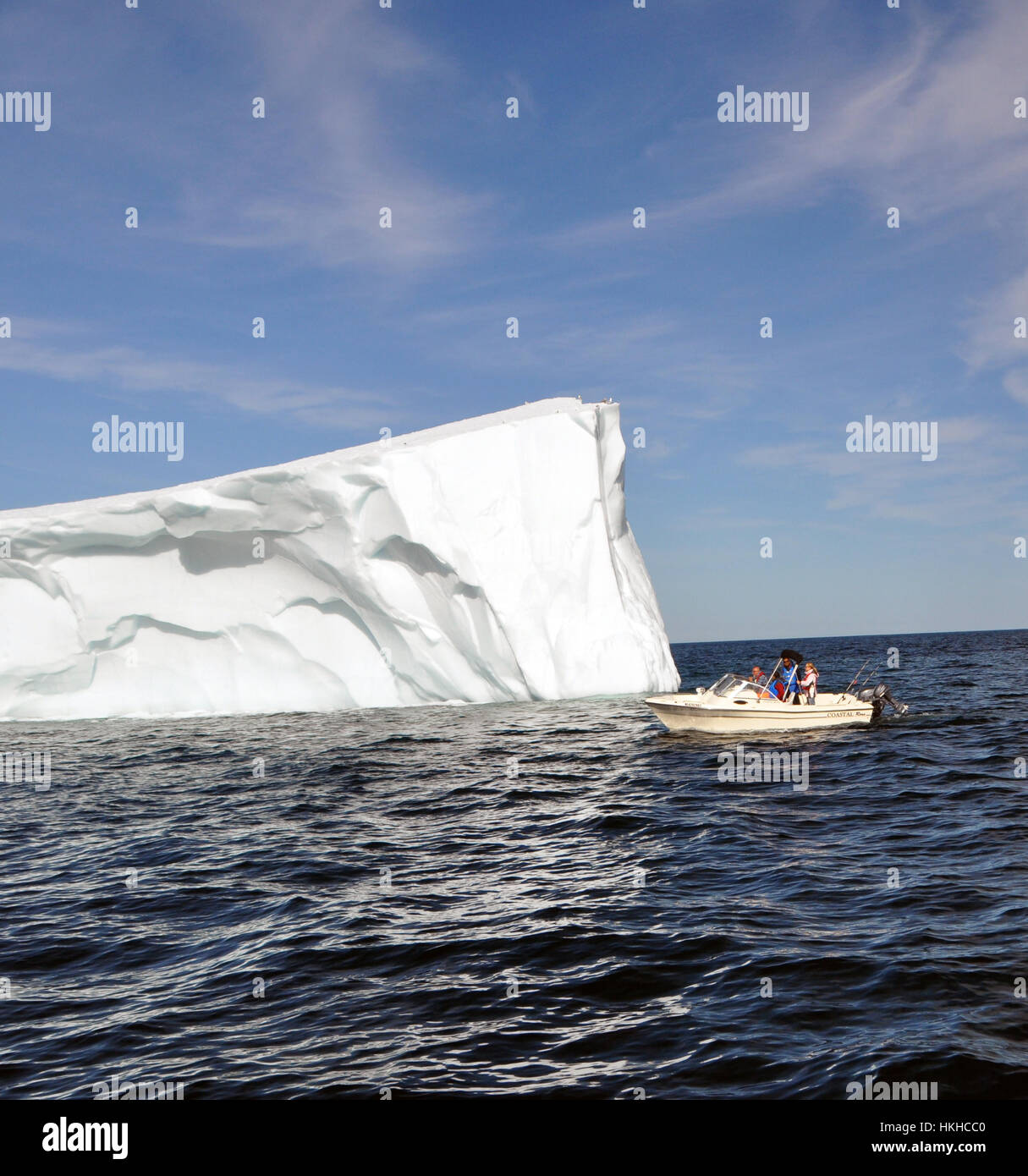 Eisberg in der Nähe von St. Anthony, Neufundland mit kleinen Motorboot an der Seite Stockfoto