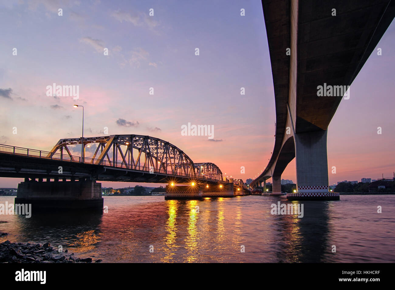 die Bangkok-Brücke mit schönen Twilight Hintergrund Stockfoto