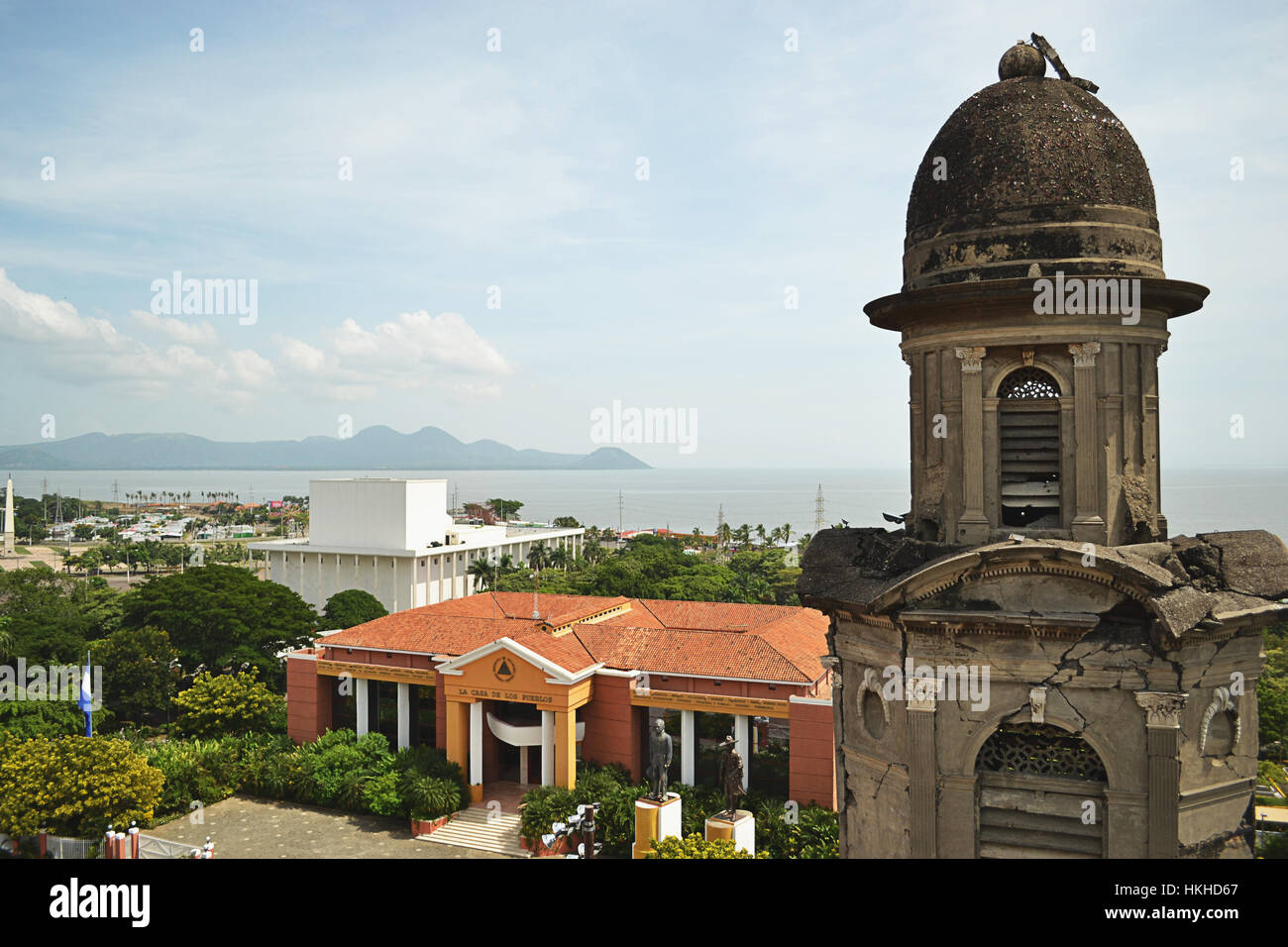 Alten Turm der Kathedrale in Managua mit Stadt und den See im Hintergrund Stockfoto