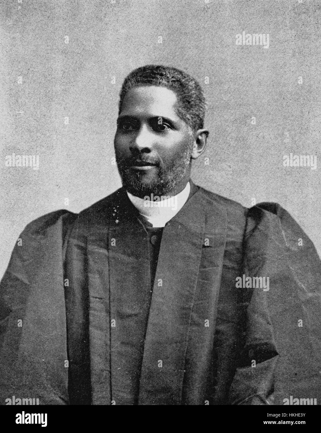 Schwarz-weiß-Porträt von Alexander Walters, ein amerikanischer Pfarrer und bekannter Bürgerrechtler geborene Sklave in Bardstown, Kentucky, gerade vor dem Bürgerkrieg, dann stieg auf ein Bischof in der African Methodist Episcopal Zion Church, damals Präsident des Nationalrates afroamerikanischen werden die Nation der größte Bürgerrechtsorganisation, trägt ein Gewand, 1902. Von der New York Public Library. Stockfoto