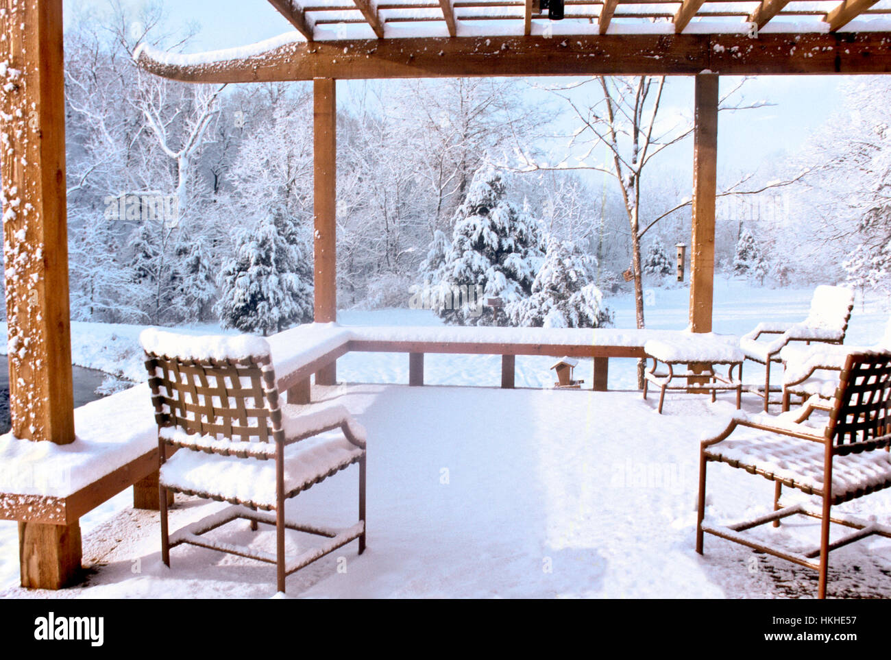 Friedliche verschneite Outdoor Deck mit Schnee auf den Möbeln, den Winter Hinterhof außerhalb Home, Missouri, USA Stockfoto