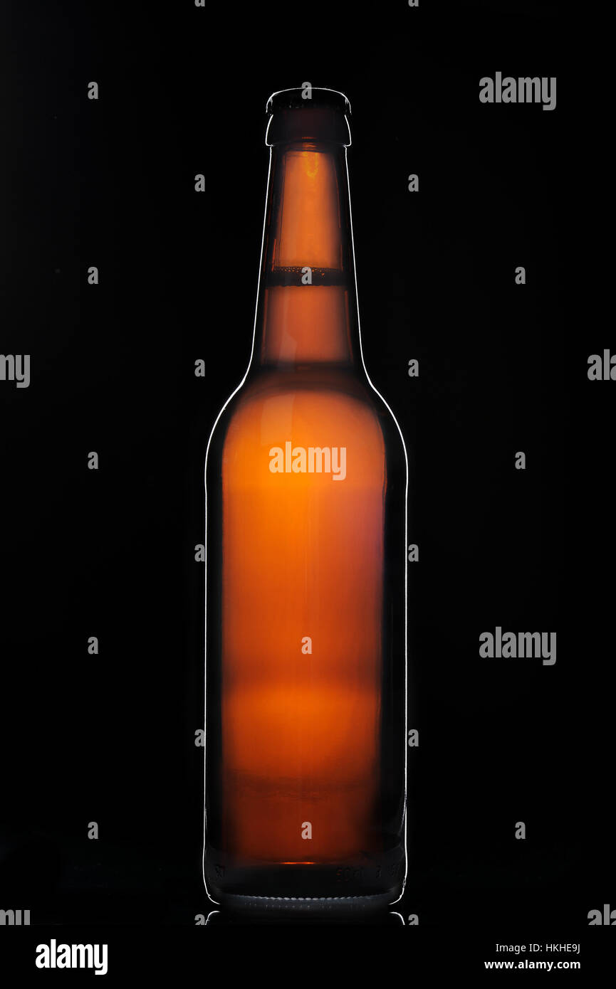 Silhouette des vollen braunen Flaschenbier auf schwarzem Hintergrund Stockfoto