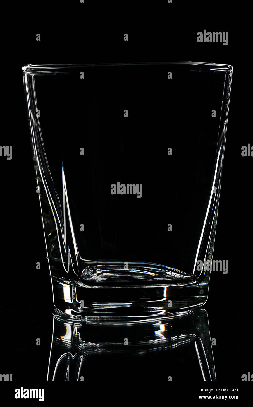 Silhouette des leeren Glas für Whisky auf schwarzem Hintergrund Stockfoto