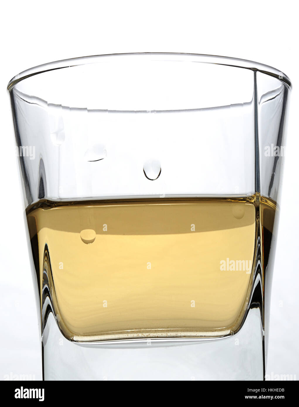 feuchten Glas mit Alkohol auf weißem Hintergrund Stockfoto