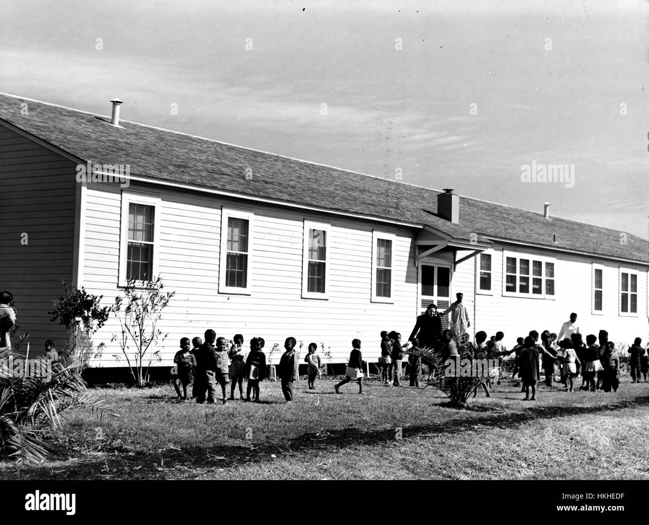Afro-amerikanische Kinder spielen außerhalb der Kindergarten am Okeechobee wandernden Arbeitslager von Farm Security Administration, Belle Glade, Florida, 1941 gebaut. Von der New York Public Library. Stockfoto