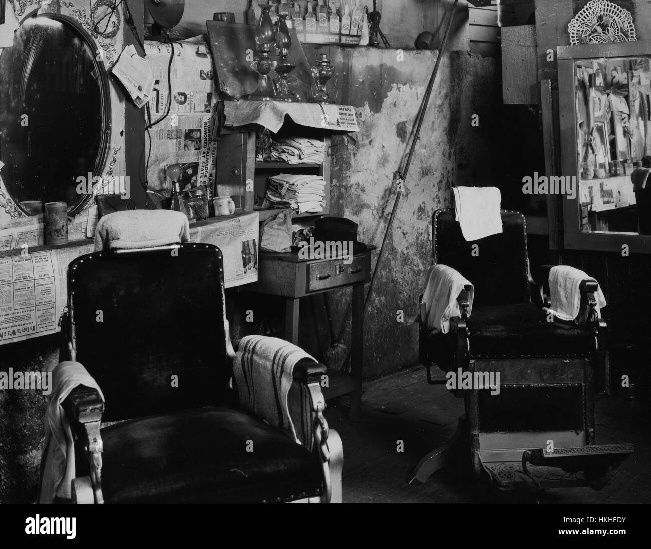 Schwarz / weiß Foto eines afrikanisch-amerikanischen Barber Shop von Walker Evans, US-amerikanischer Fotograf, bekannt für seine Arbeit für die Farm Security Administration dokumentieren die Auswirkungen der Weltwirtschaftskrise, Atlanta, Georgia, 1936. Von der New York Public Library. Stockfoto