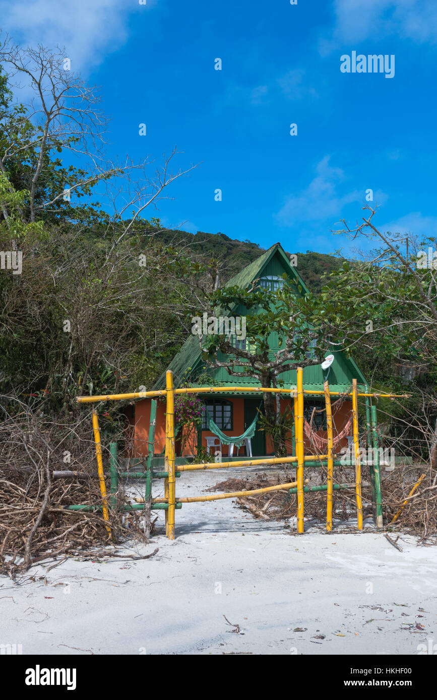 Haus am Strand Prainha, Dorf Encantadas, Mar de Dentro, Atlantik, Ilha Mel, Paraná, Brasilien, Südamerika Stockfoto