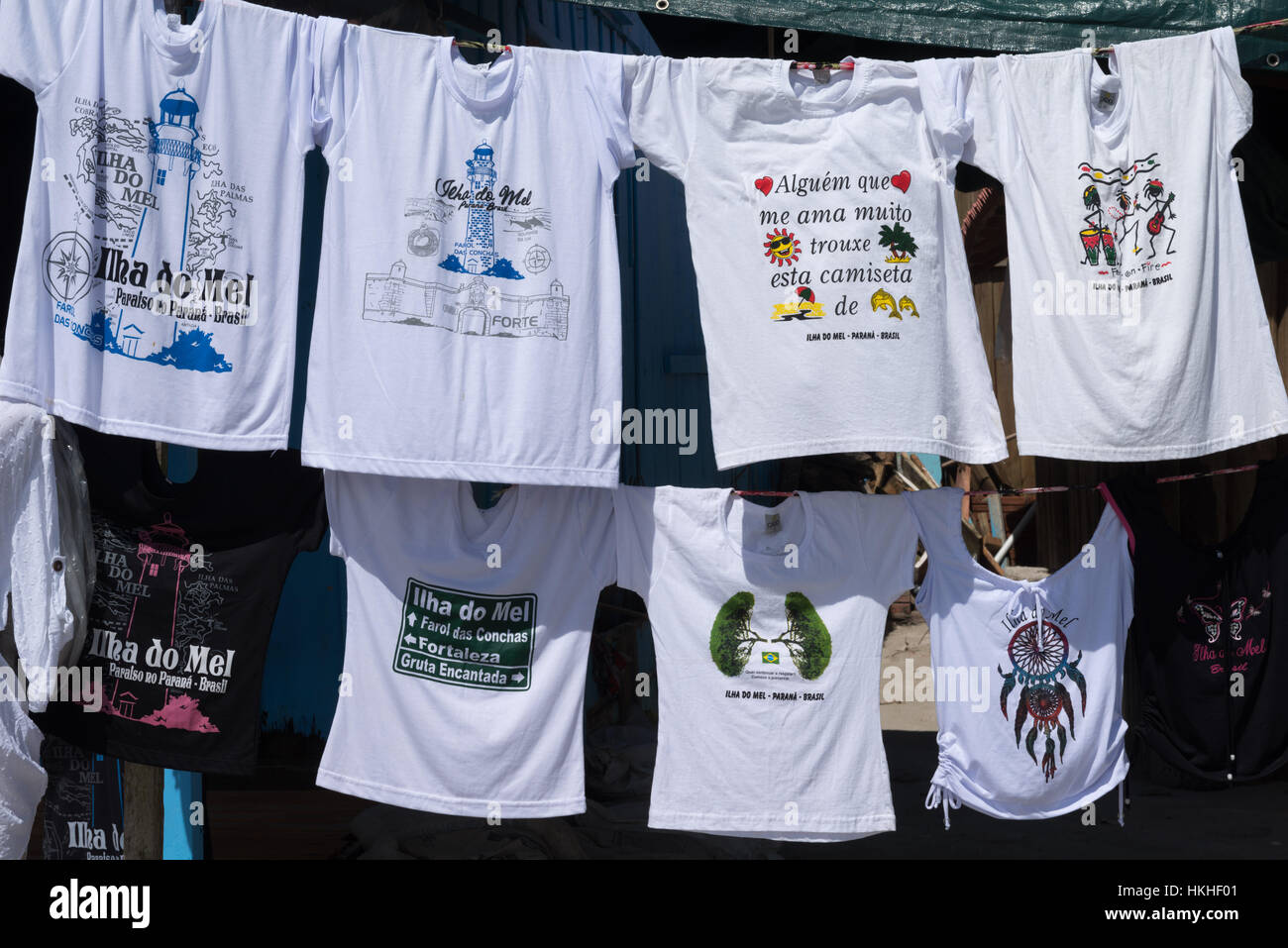 T-Shirts mit Island Design und Emblem angezeigt in einem kleinen Laden am Strand entlang, Ilha do Mel, Paraná, Brasilien, Südamerika Stockfoto
