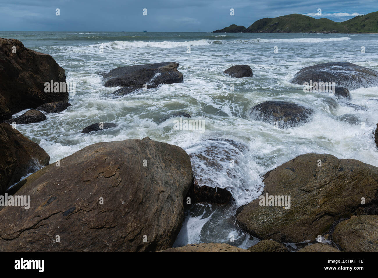 Atlantischen Wellen auf die Felsen auf der Ilha Mel, Paraná, Brasilien, Südamerika Stockfoto