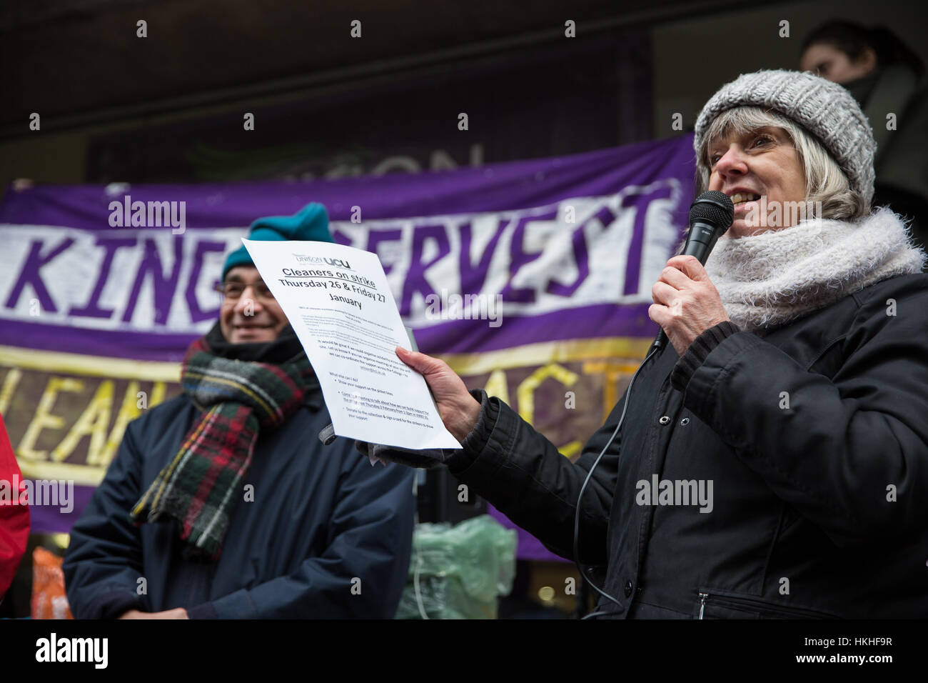 London, UK. 26. Januar 2017. Ein Unisono-Beamter zeigt Solidarität mit UNISON Mitglieder arbeiten für die Reinigung von Auftragnehmer Servest am Kings College London Stockfoto