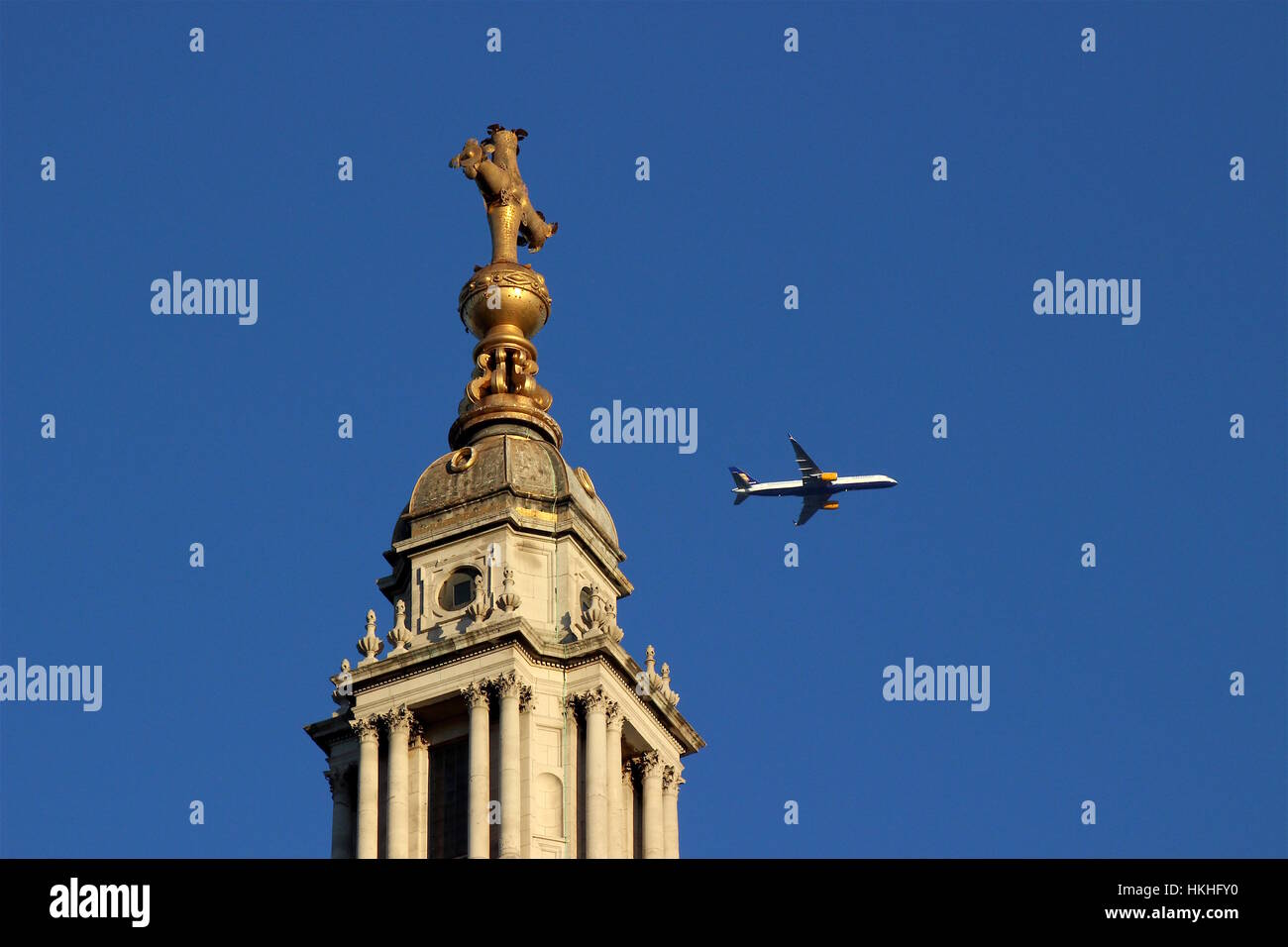 Passagier-Jet fliegt über der Kuppel der St. Pauls Cathedral, London, an einem klaren sonnigen Tag. Stockfoto