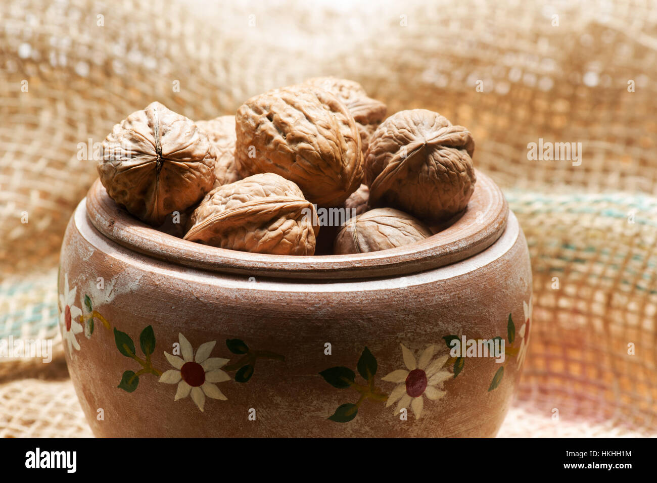 Walnüsse auf Sackleinen Stockfoto