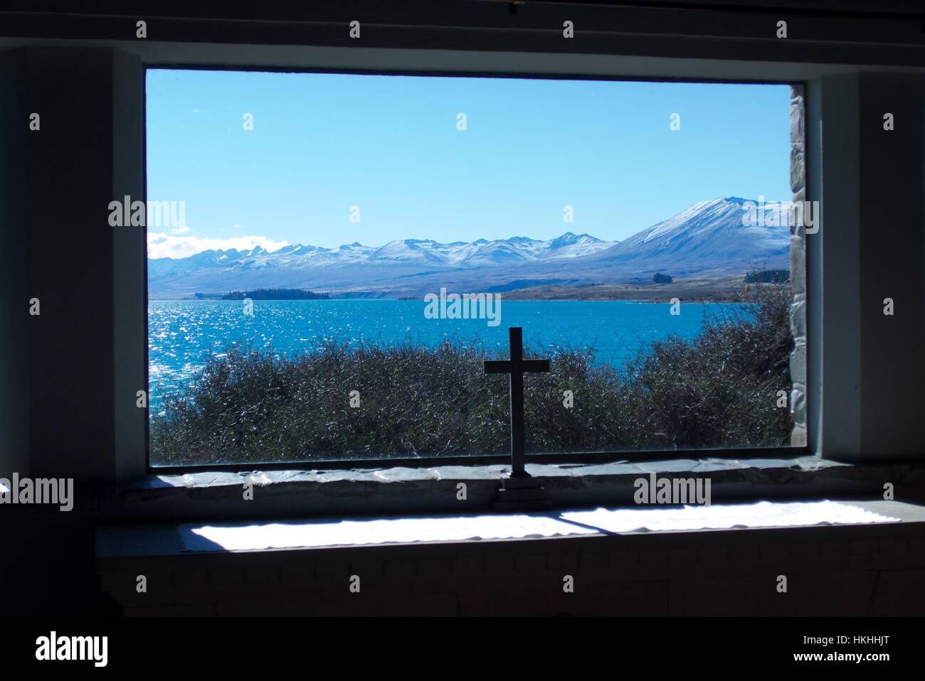 Blick aus dem Fenster der Kirche des guten Hirten Neuseeland Lake Tekapo Stockfoto