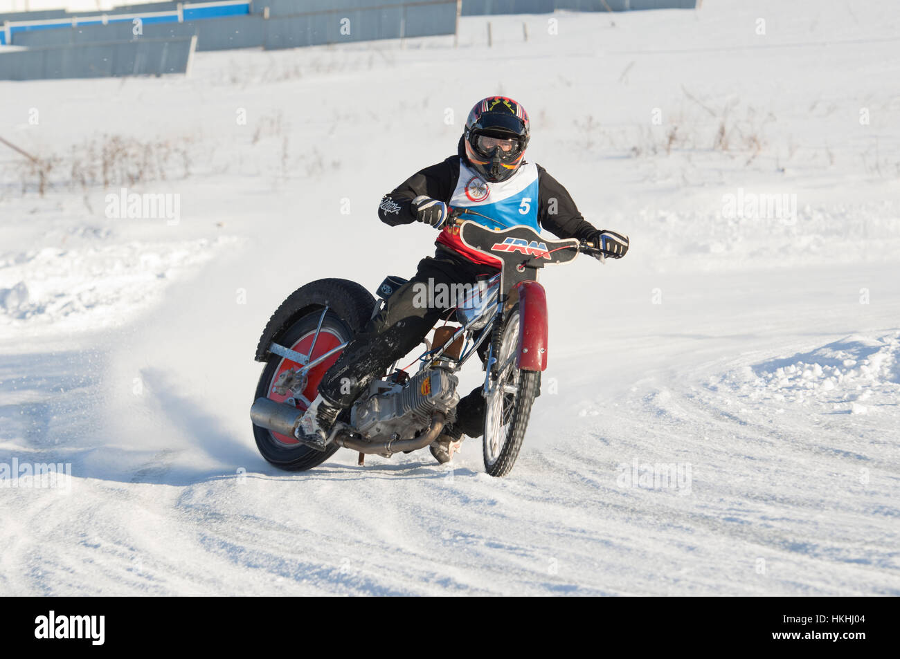BREKHOVO, Gebiet Moskau, Russland - 21. Januar 2017: Unbekannter Fahrer fahren im Winter Cups der DOSAAF MX Speedway am 21. Januar 2017 Stockfoto