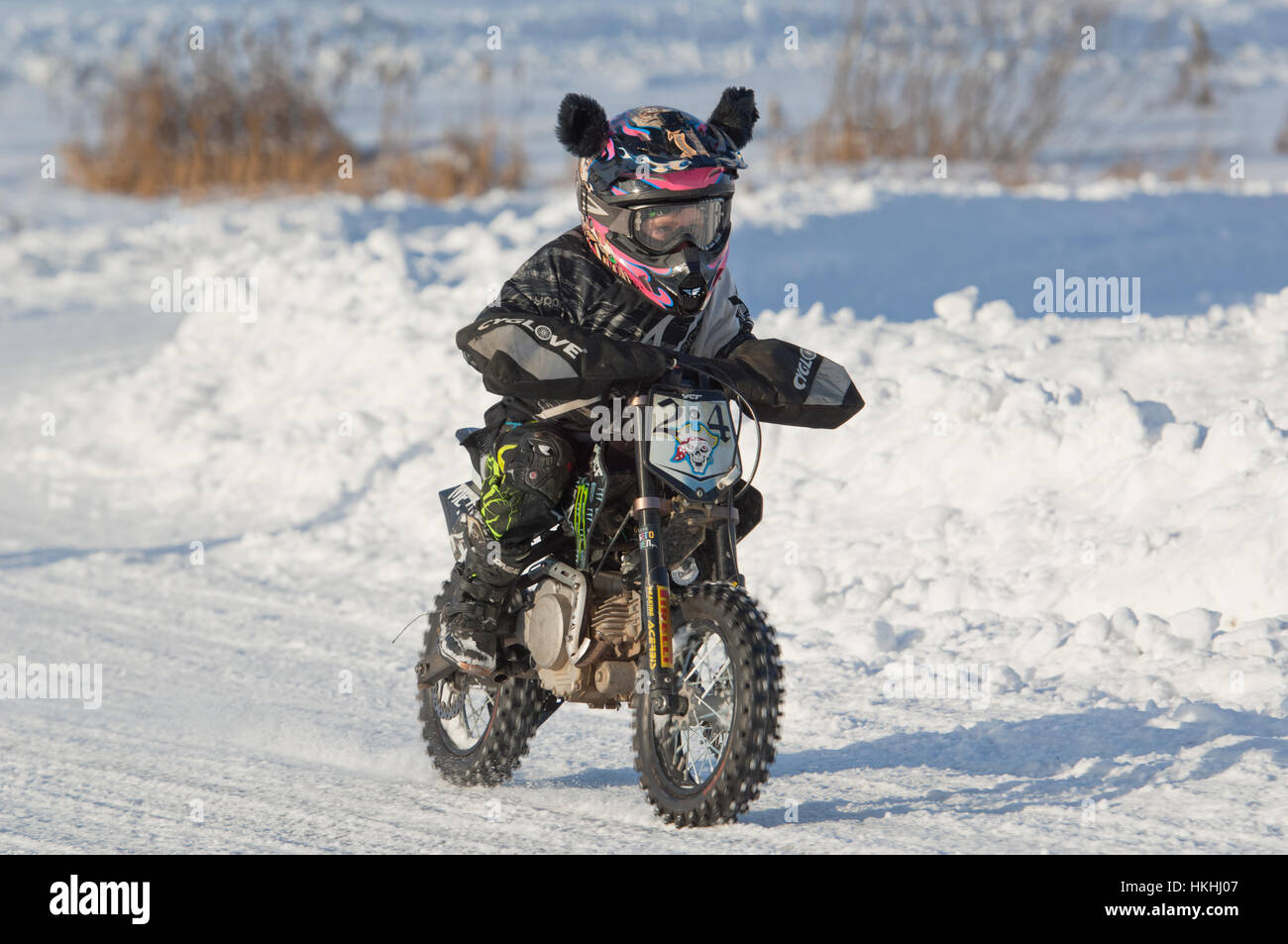 BREKHOVO, Gebiet Moskau, Russland - 21. Januar 2017: Unbekannter Fahrer fahren im Winter Cups der DOSAAF MX Speedway am 21. Januar 2017 Stockfoto