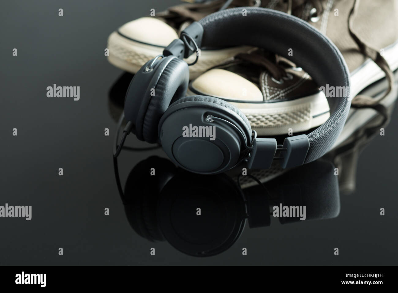 Die Kopfhörer und Vintage Sneakers. Stockfoto