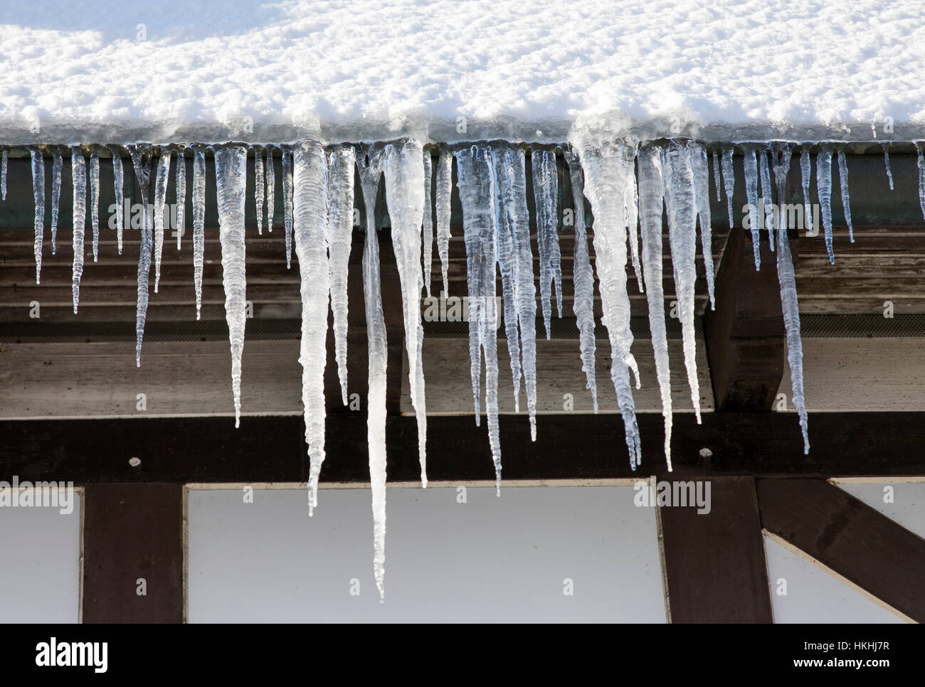 Winterzeit im Bereich Sauerland, Deutschland, Schnee bedeckte Wald, Dorf Nordenau, Eiszapfen an einem Gebäude, Stockfoto