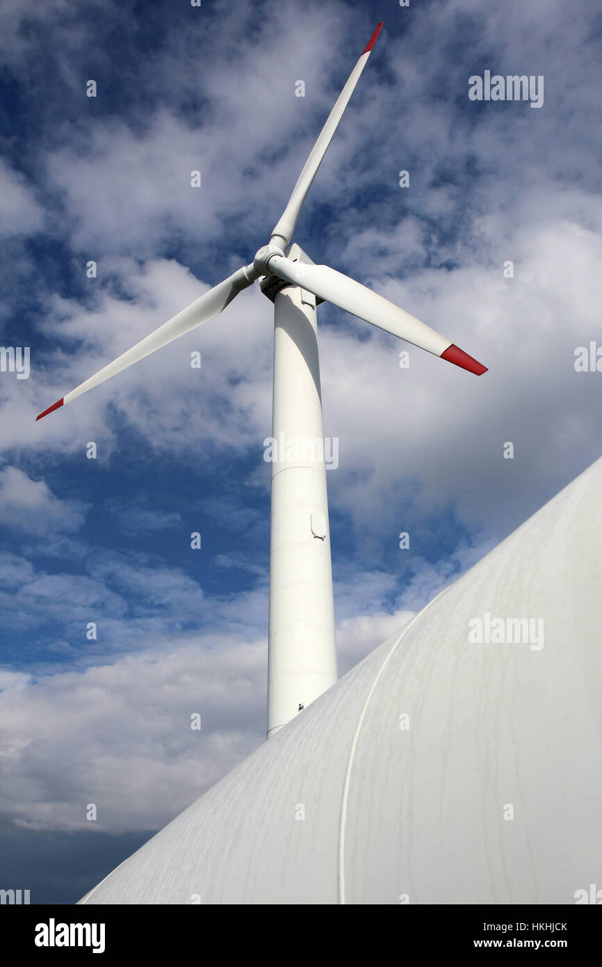 Detail der Windkraftanlage Mühle macht unter bewölktem Himmel Stockfoto