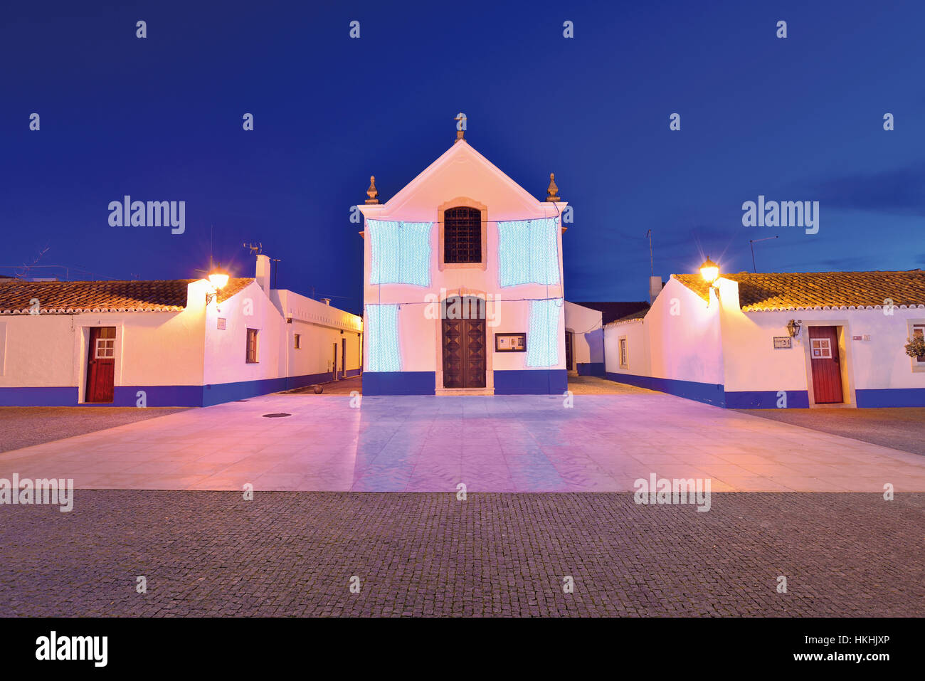 Pfarrkirche der kleinen Fischerdorf Porto Covo bei Nacht Stockfoto