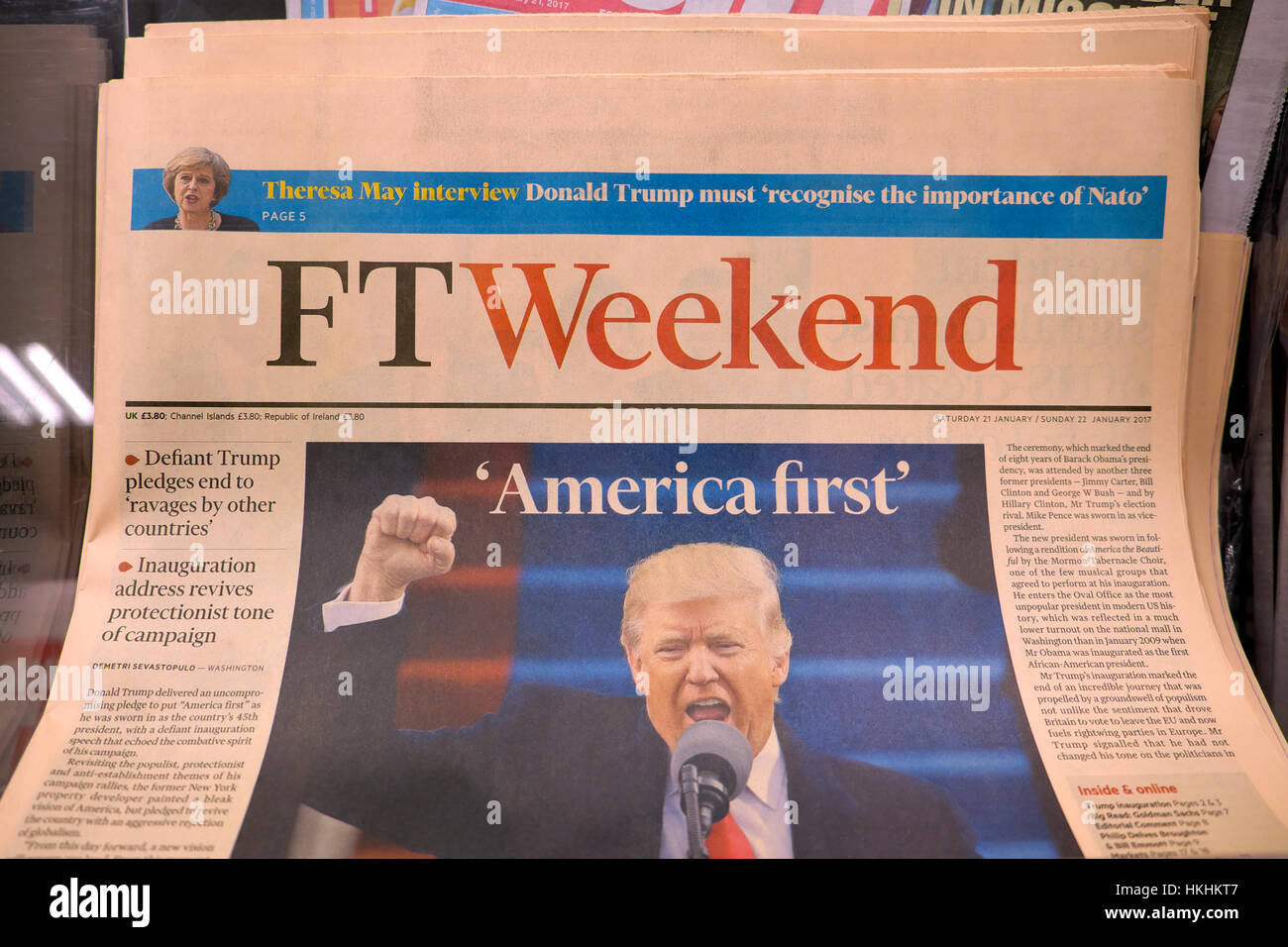 Donald Trump "Wellenlinien" Faust auf der Titelseite der FTWeekend Financial Times London Schlagzeile "America First" in UK KATHY DEWITT Stockfoto