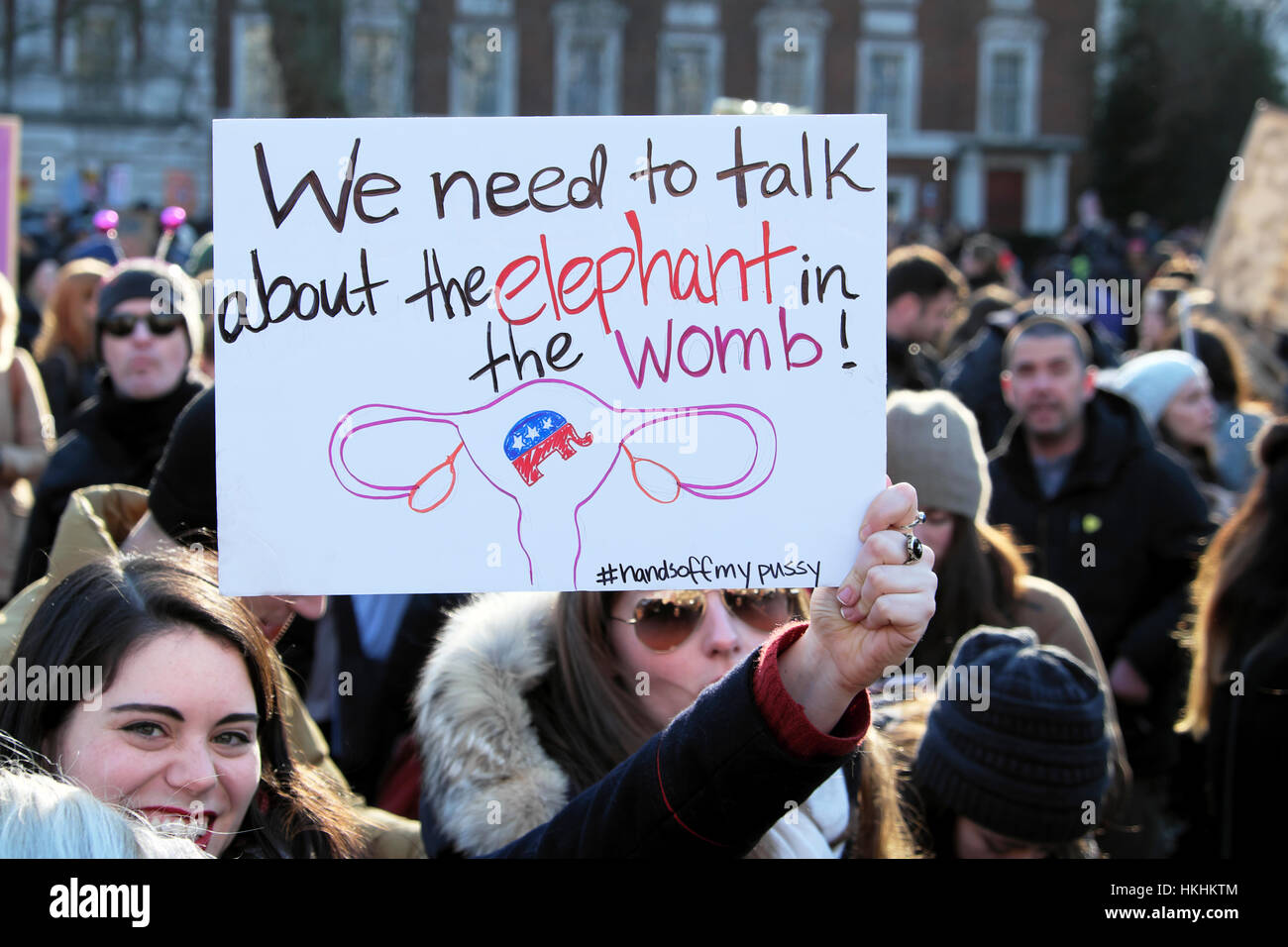 Die Demonstranten & Donald Trump Poster im März der Frauen auf London außerhalb der Amerikanischen Botschaft, Grosvenor Square UK vom 21. Januar 2017 KATHY DEWITT Stockfoto