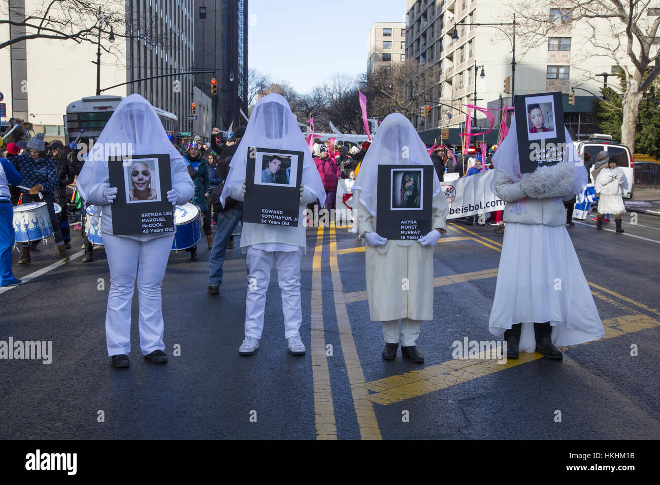 Die jährlichen drei Könige Day Parade marschiert auf der 3rd Avenue in Spanish Harlem gesponsert von El Museo Del Bario in Manhattan, NYC. "Schwule gegen Waffen" Mitglieder marschieren mit Fotos von Menschen, die in einem Nachtclub in Orlando Florida getötet. Stockfoto