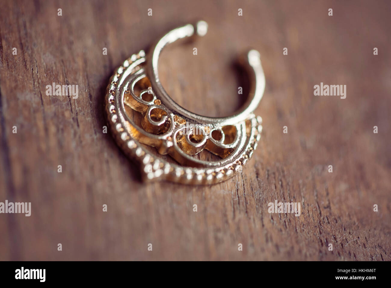 Gesicht der goldenen Septum piercing für die Nase Stockfoto