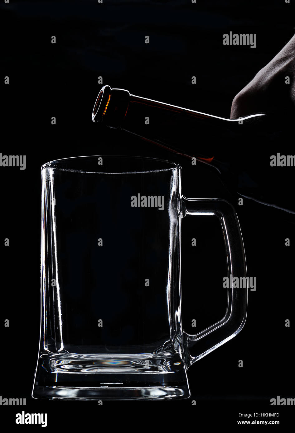 Leeres Glas auf schwarzem Hintergrund Bier aus der Flasche aufsetzen Stockfoto
