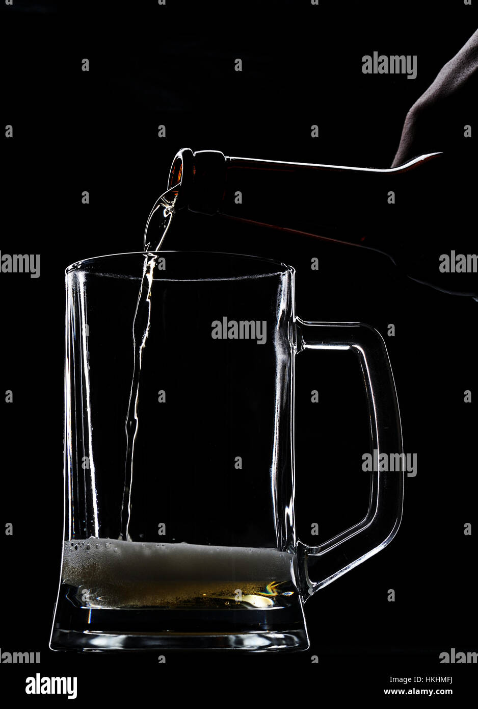 Bierausschank im leeren Glas Flasche auf schwarz Stockfoto