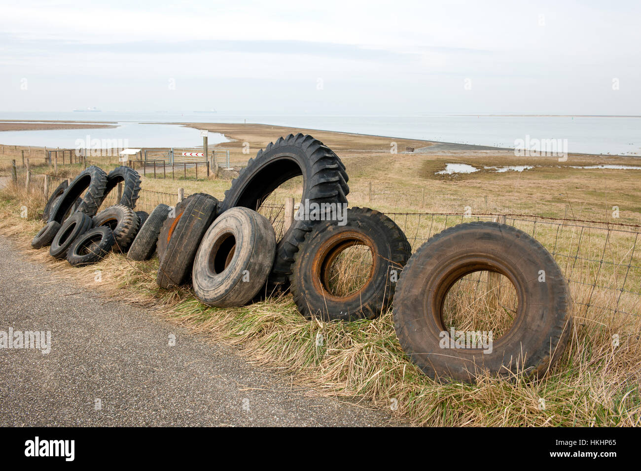 illegal gedumpten LKW und Traktorreifen in einem Naturschutzgebiet in der Provinz Zeeland in den Niederlanden Stockfoto
