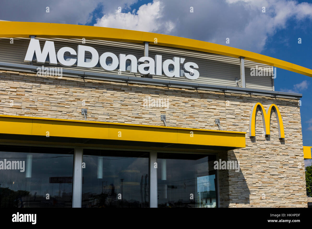 Indianapolis - ca. August 2016: McDonald's Restaurant Lage. McDonalds ist eine Kette von Hamburger Restaurants VI Stockfoto