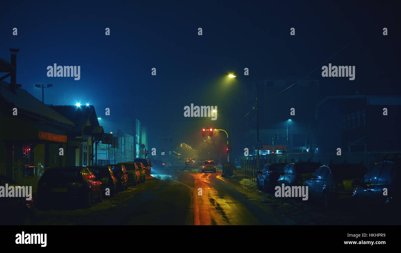 Außenaufnahmen von dunklen Straßen während der Nacht, Winter Saison. Verkehr-Momente einer Kleinstadt Balkan. Stockfoto