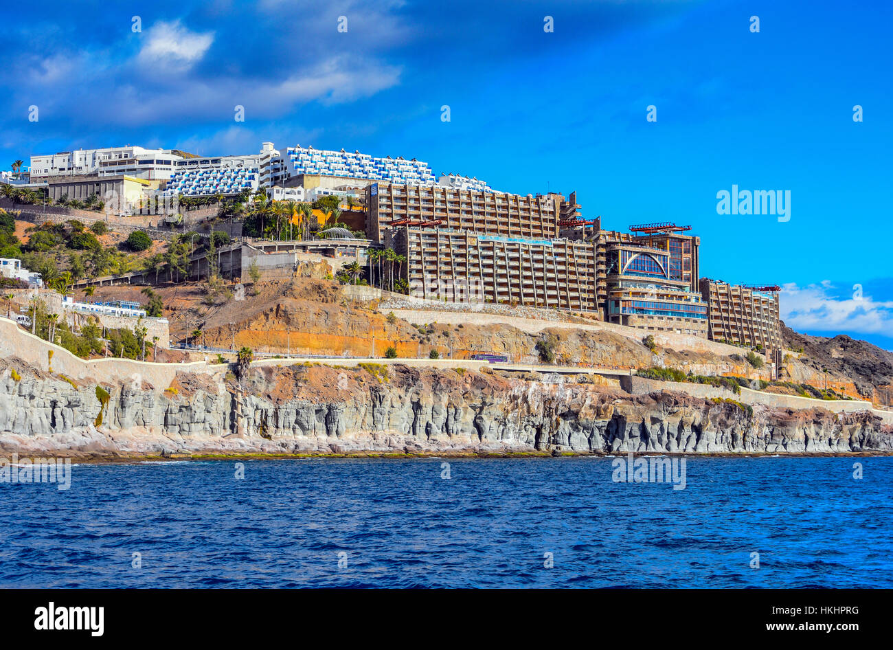 Foto Segeln vorbei an Hotelkomplex auf Cliifs, Gran Canaria Stockfoto