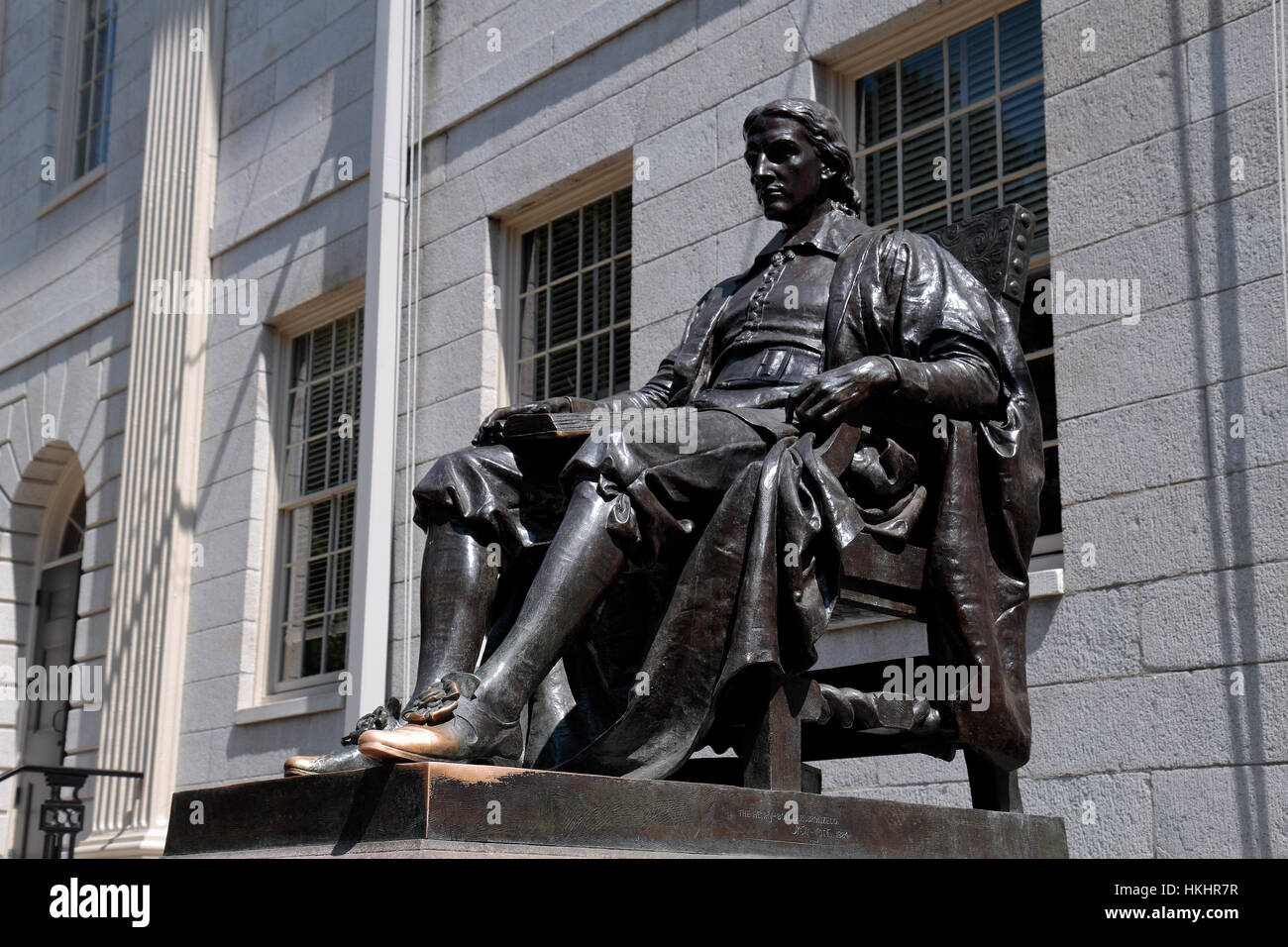John Harvard ist eine Skulptur aus Bronze von Daniel Chester French in Harvard Yard Harvard University, Boston, Cambridge, MA, Vereinigte Staaten von Amerika. Stockfoto