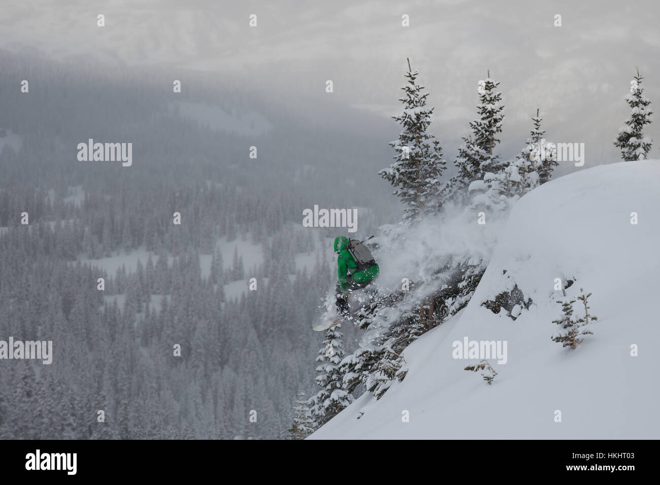 Pulver-Tag-Klippe springen auf einem Snowboard in Telluride, Colorado Stockfoto