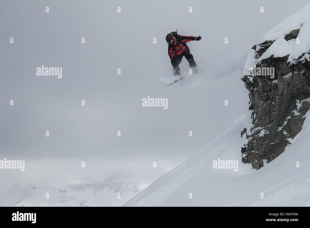 Pulver-Tag-Klippe springen auf einem Snowboard in Telluride, Colorado Stockfoto