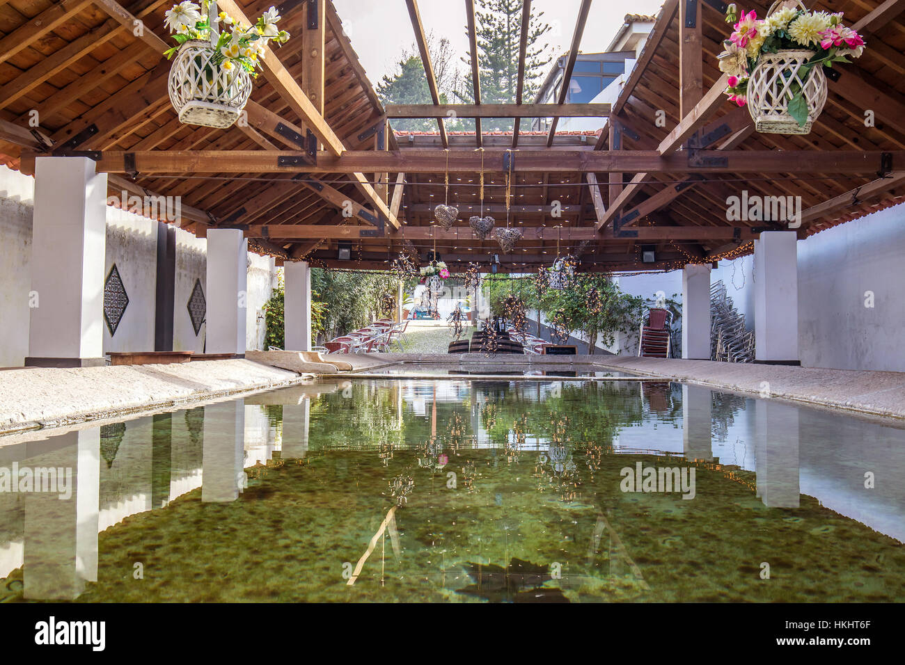 Ein Zen-Garten in ein Café, das einen Pool mit Springbrunnen und viele natürliche Licht, das von der Decke Stockfoto