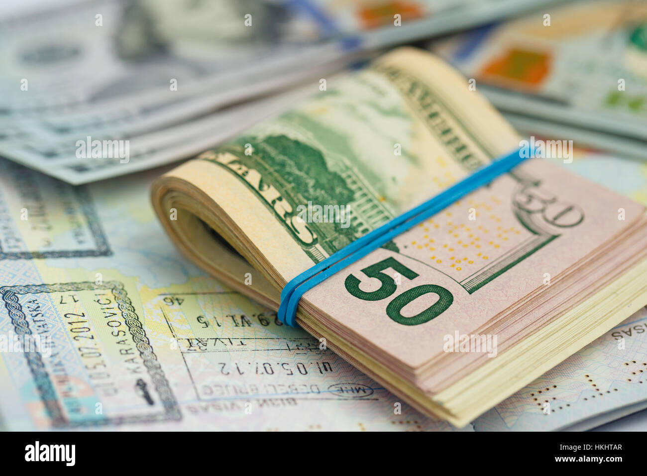 Amerikanisches Geld ist auf der Oberseite des geöffneten Reisepass - Reisen Konzept Stockfoto