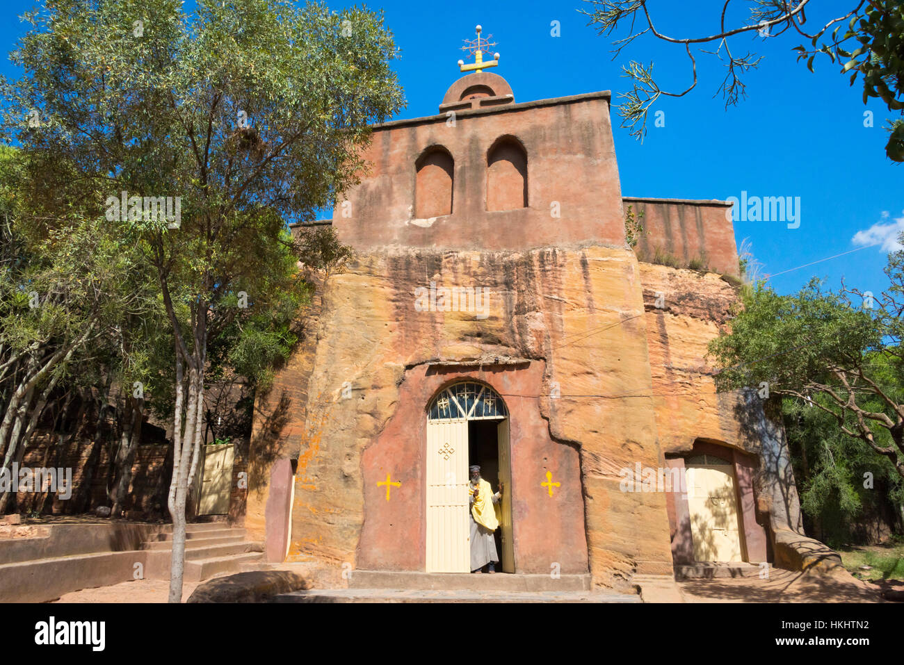 Pilger in Mikael Imba Kirche, eines der Felsenkirchen von Tigray, Äthiopien Stockfoto