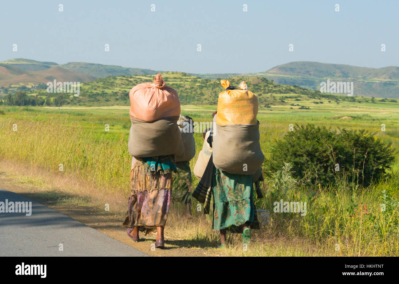 Reisende, die sich entlang der Straße, Mekele, Äthiopien Stockfoto