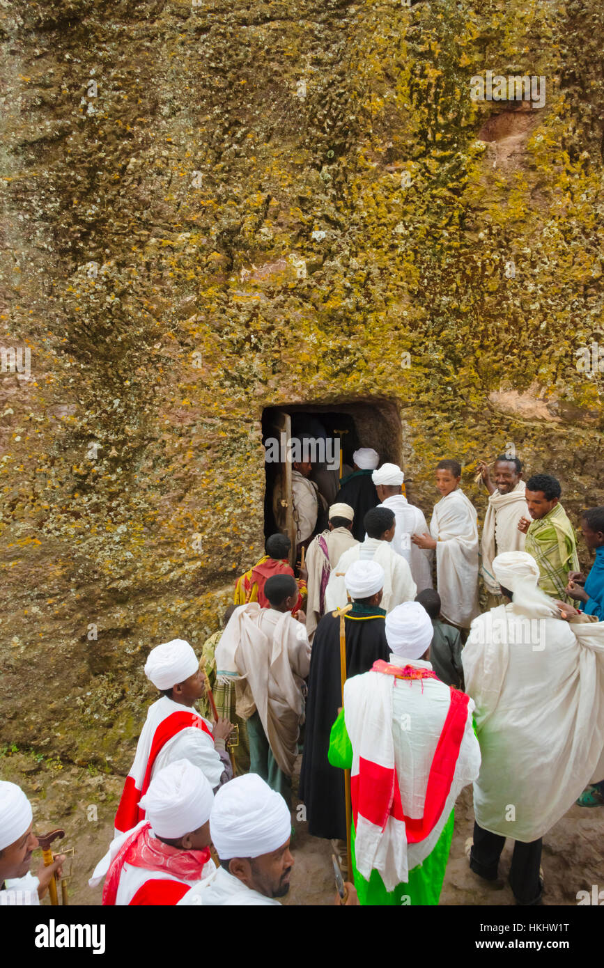 Pilger feiern Meskel Festival in den gehauene Felsenkirchen von Lalibela, Äthiopien Stockfoto