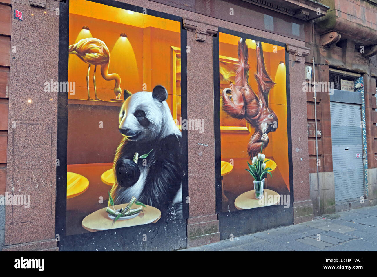 Panda and Monkey eating, gezeichnet an der Ladenfront, Queen Street, Glasgow, Schottland, Großbritannien, G1 3EF Stockfoto