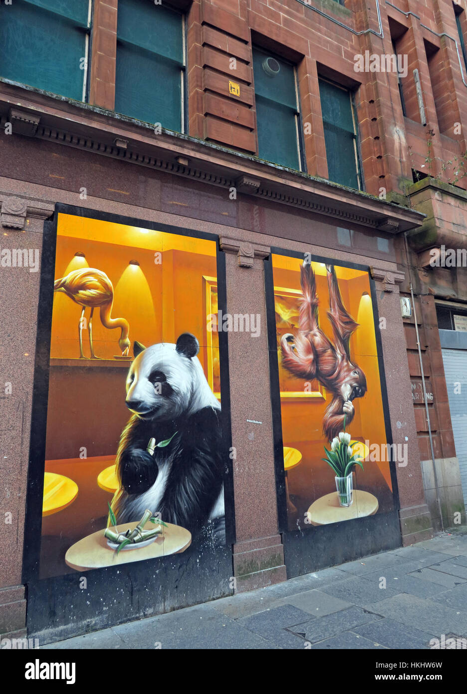 Panda and Monkey eating, gezeichnet an der Ladenfront, Queen Street, Glasgow, Schottland, Großbritannien, G1 3EF Stockfoto