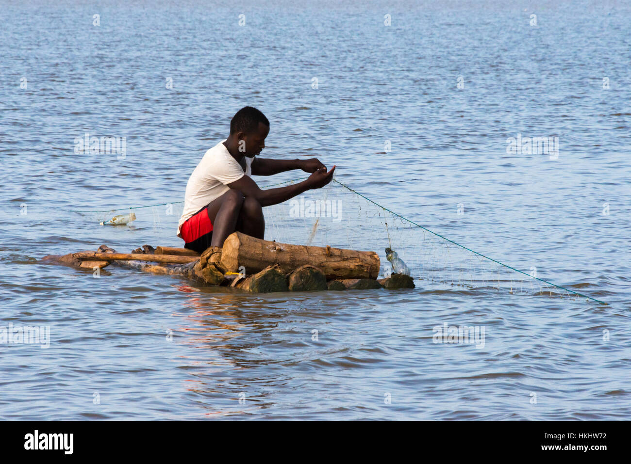Fischer auf einem Fischerboot auf See Shalla, Abijatta-Shalla Lakes National Park, Äthiopien Stockfoto