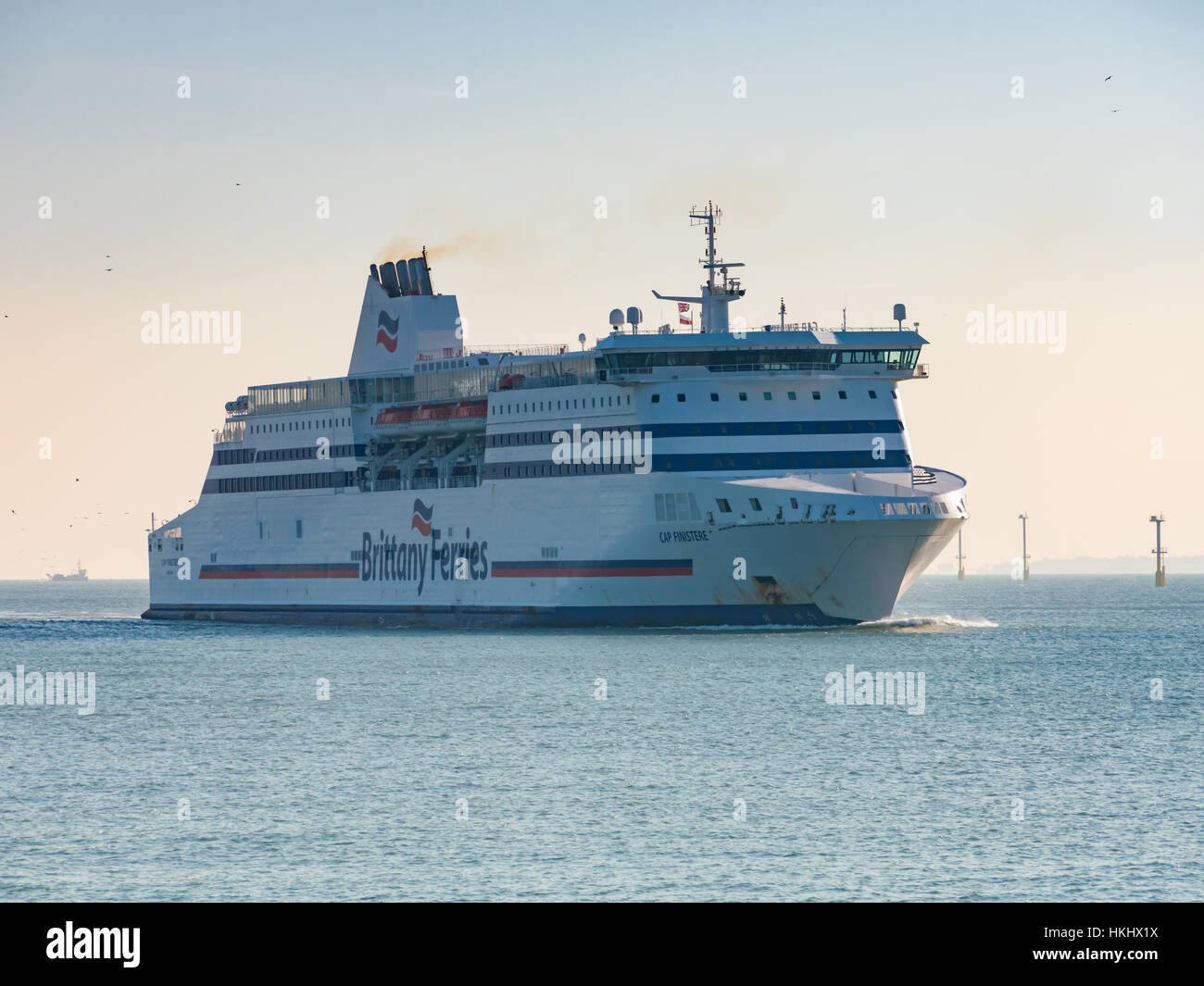 Eine Bretagne Fähren Autofähre, Cap Finistère, tritt Portsmouth Harbour aus dem Solent, Hampshire, England Stockfoto