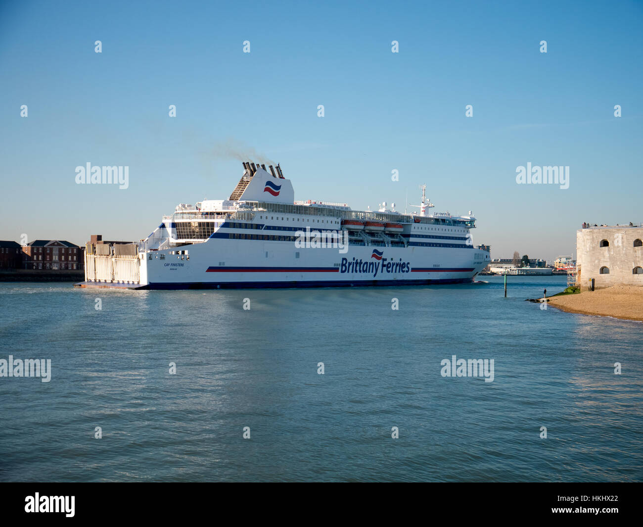 Eine Bretagne Fähren Autofähre, Cap Finistère, tritt Portsmouth Harbour aus dem Solent, Hampshire, England Stockfoto