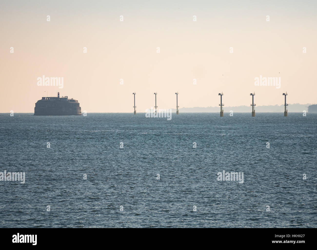 Navigation-Markierungen und Lichter am Eingang des Hafens von Portsmouth, um die Navigation durch die neue RN-Flugzeugträger zu unterstützen Stockfoto
