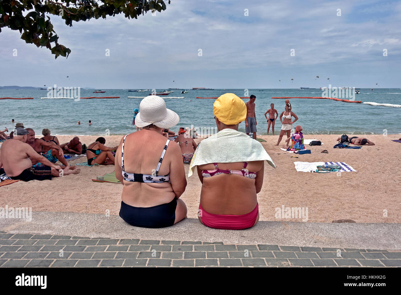 Amüsante Bild erinnert an die 1950er Jahre UK Postkarten mit zwei ältere Damen am Meer. Stockfoto